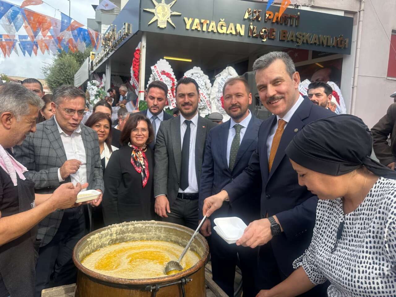 AK Parti Yatağan İlçe Başkanlığının Yeni Hizmet Binası Açıldı: 7 Gence Rozet Takıldı 8